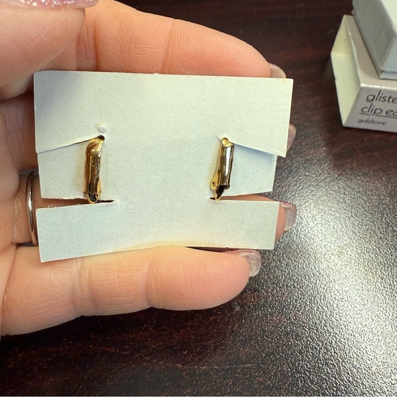 Avon Goldtone “Glistening Snowflake” clip Earrings with Textured Finish NIB 1988 - Picture 4 of 4